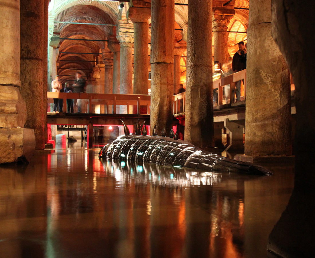 Mostro-Laguna_FavrinDesign-Istanbul-basilica-cistarna-esposizione-arte