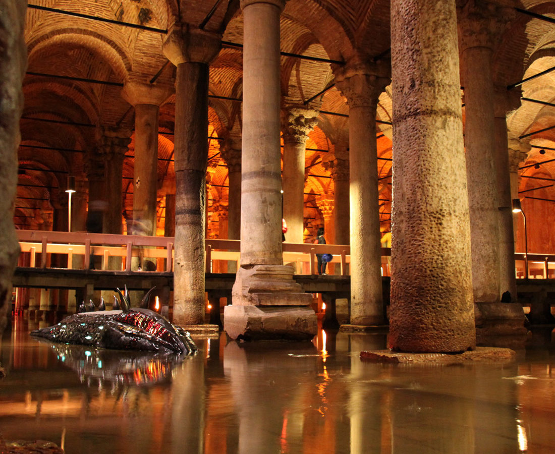 Mostro-Laguna_FavrinDesign-Istanbul-basilica-cistarna-mostra-vetro-fontana