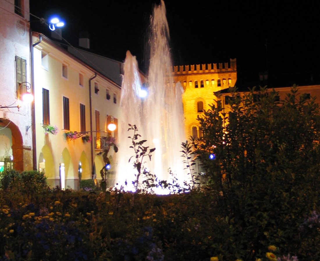 piazzaSanVito-allestimento-verde-notte