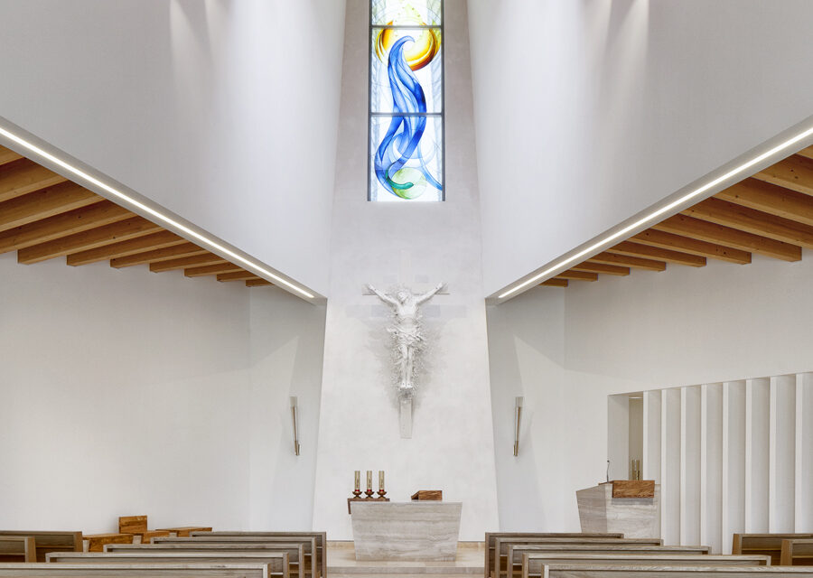 FavrinDesign-Capitana-Mar-interni-aula-chiesa-altare-vetrata