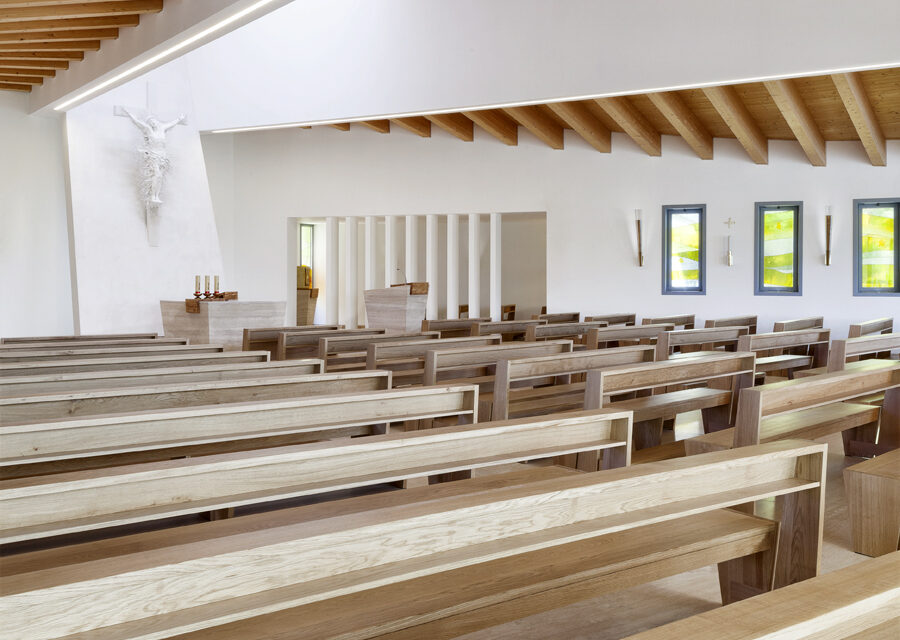 FavrinDesign-Capitana-Mar-interni-aula-chiesa-jesolo-banchi-rovere