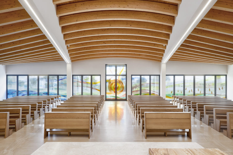 FavrinDesign-Capitana-Mar-interni-aula-chiesa-vetrate