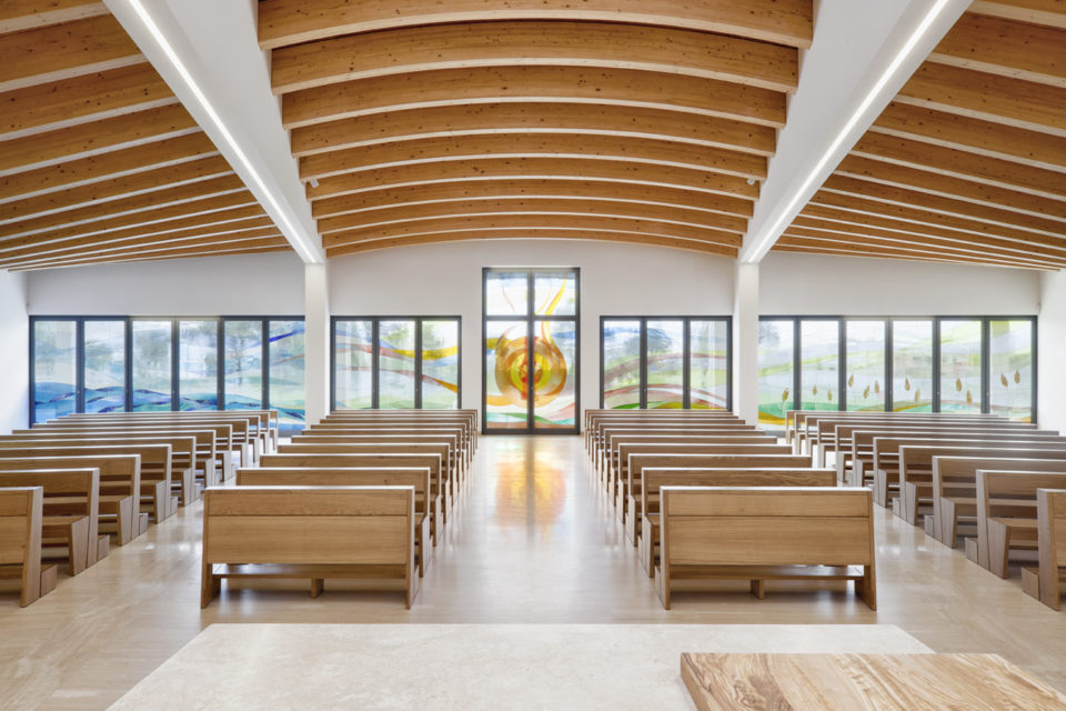 FavrinDesign-progetto-vetrate-chiesa-interno-aula-centrale-sole