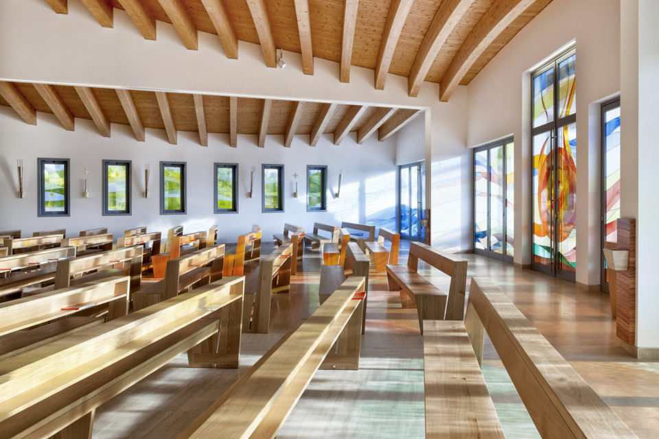 FavrinDesign-progetto-vetrate-chiesa-interno-colori