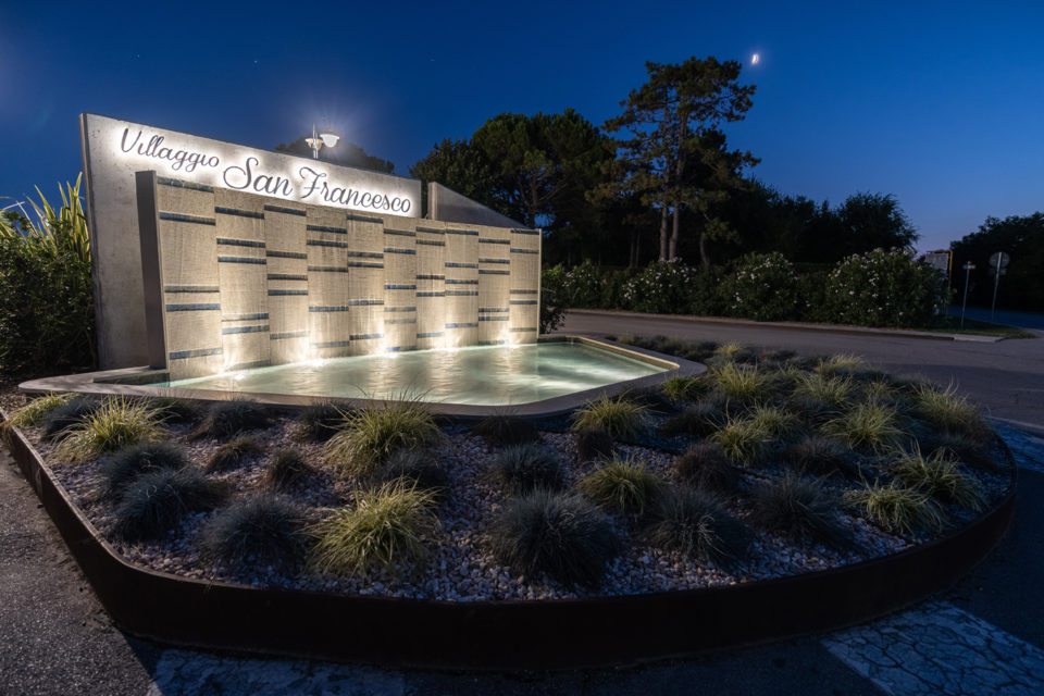 FavrinDesign-San-Francesco_fontana-ingresso-notte-led-insegna