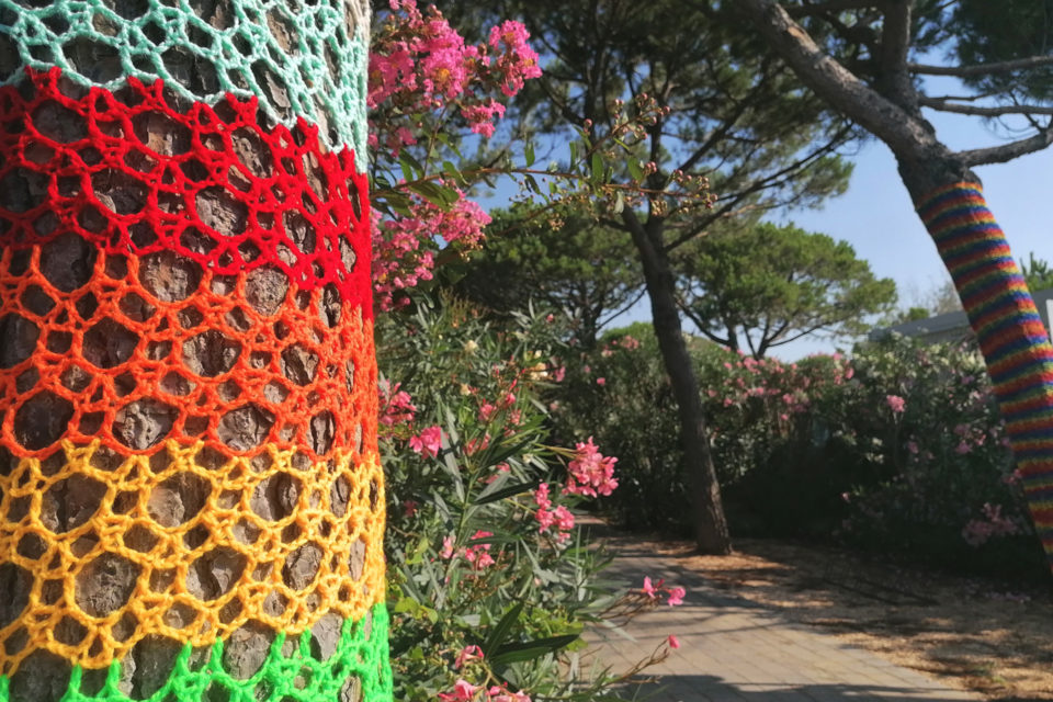 FavrinDesign-malibu-progetto-Urban-art-oasis-Yarr-bombing-alberi-arte