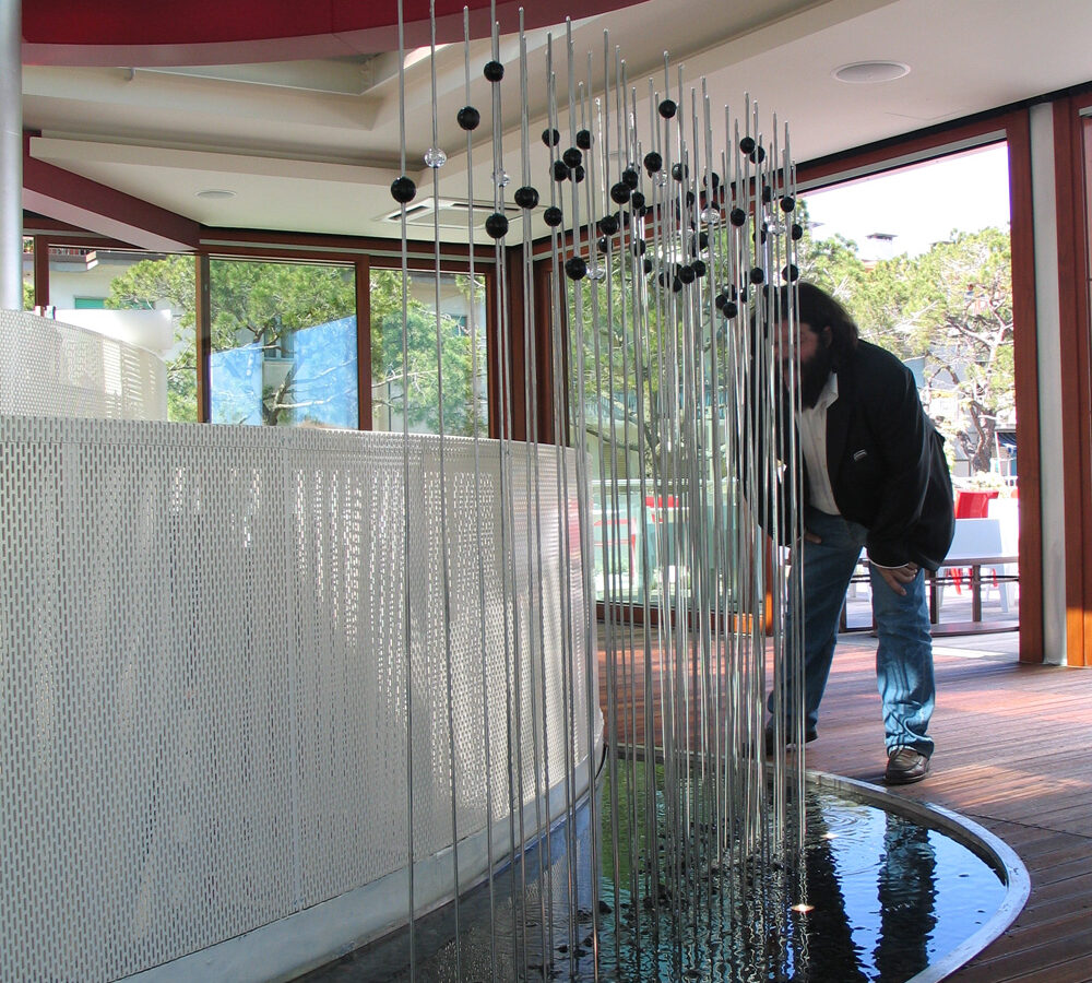 Favrindesign-casabianca-cafe-progetto-interno-fontana-design-acqua