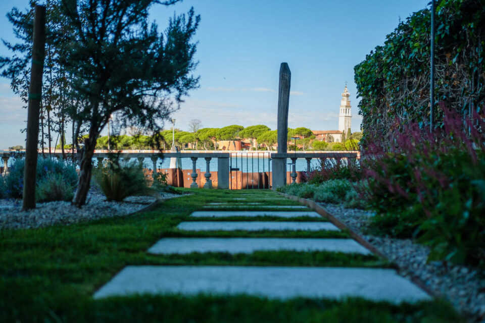 favrindesign-landscape-giardino-vista-laguna-percorso-pietra-ricostruita-aromatiche