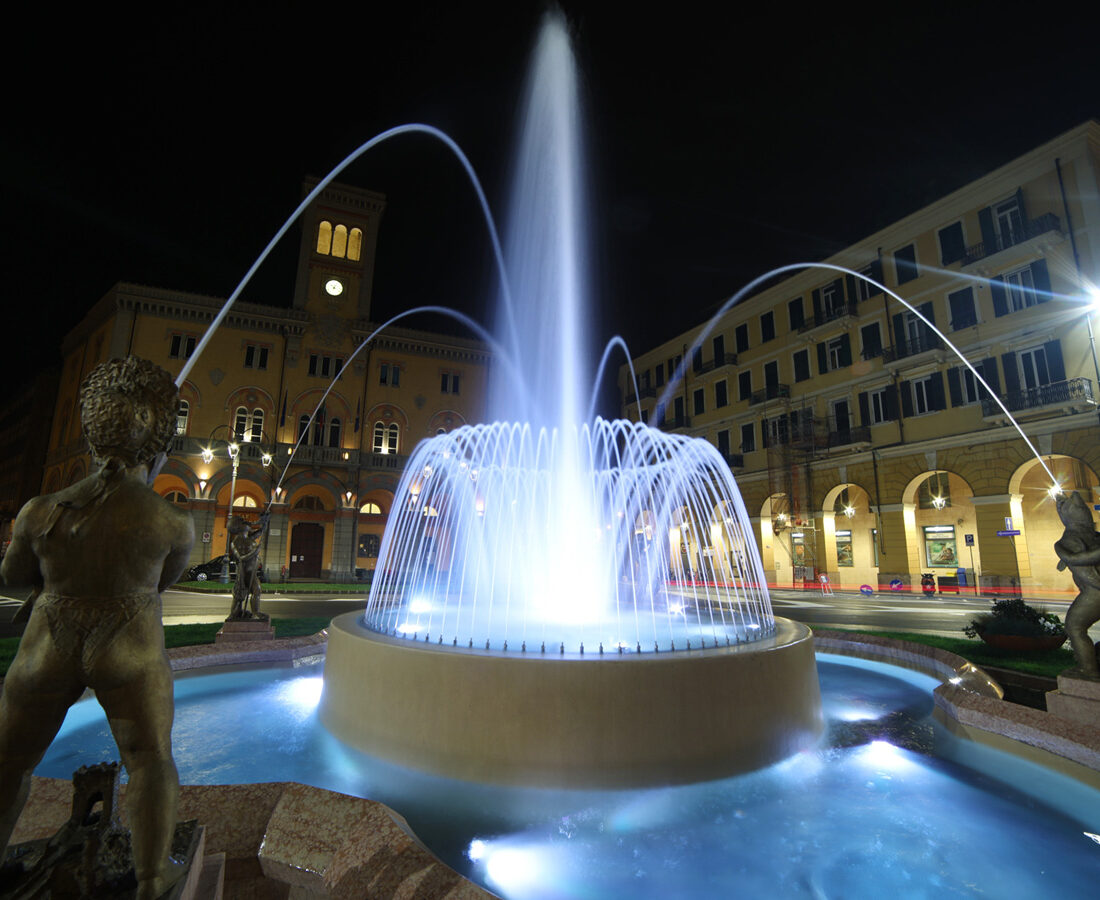 fontana-piazzaDante-studio-colori-contesto-Imperia-notturna