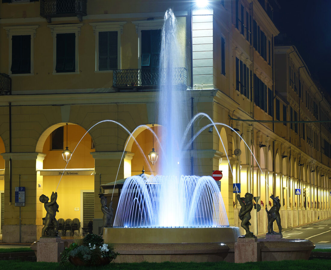 fontana-piazzaDante-studio-colori-contesto-notte-Imperia