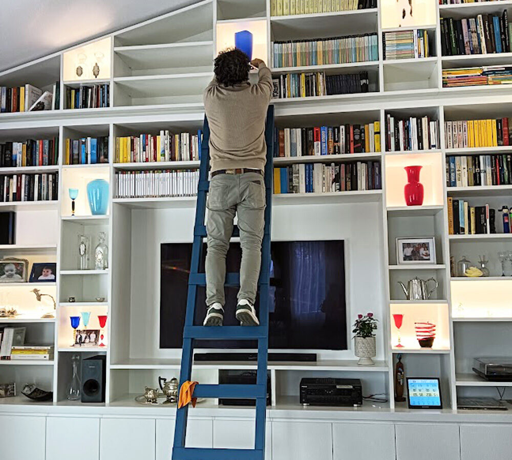 Fd_libreria-casa-legno-su-misura-luci-mensole